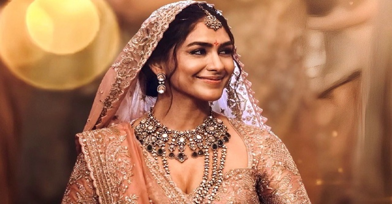 ফ্যাশন মানে ছোট পোশাক পরা নয় : ম্রুনাল ঠাকুর