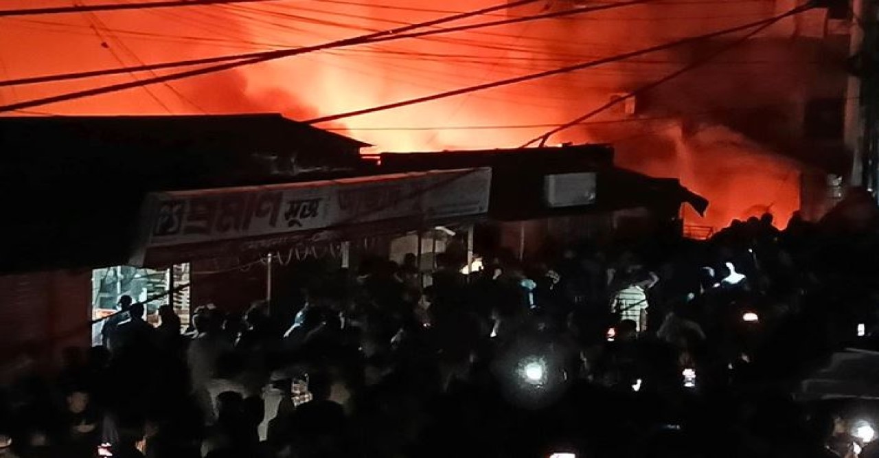 সুনামগঞ্জ ট্রাফিক পয়েন্টে আগুন পুড়ে গেছে অন্তত ৮ দোকান, কয়েক কোটি টাকার ক্ষতির আশঙ্কা