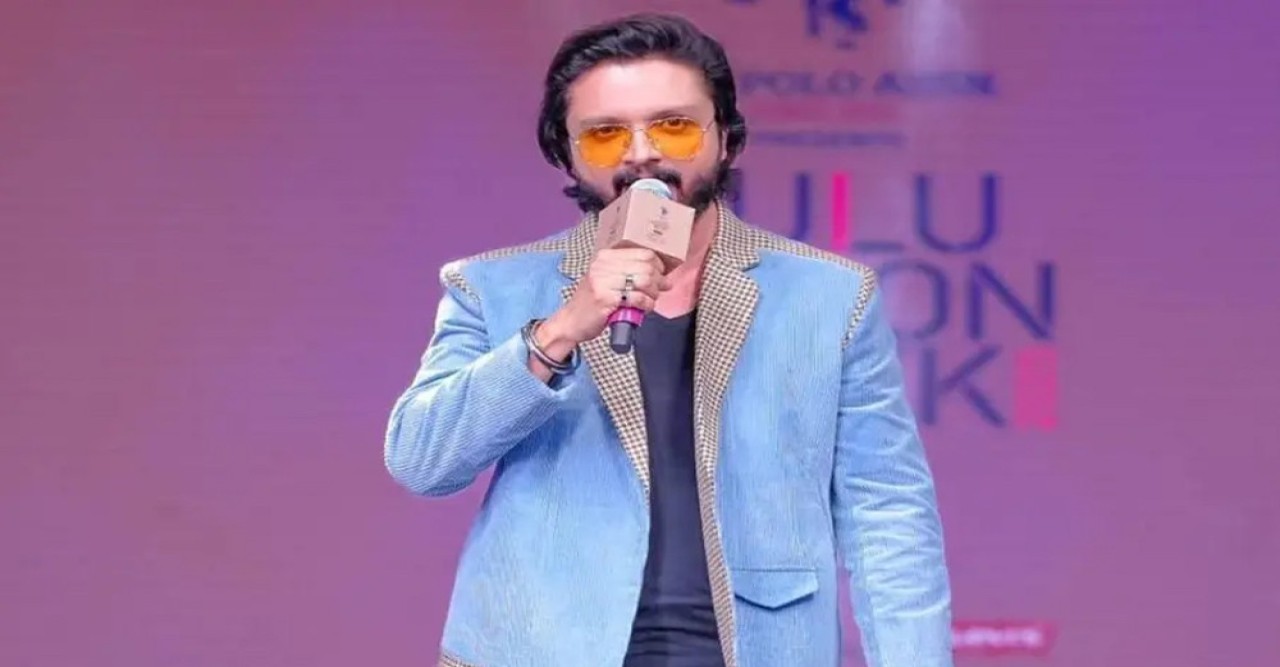 বক্তৃতা দিতে উঠে মঞ্চেই লুটিয়ে পড়লেন অভিনেতা