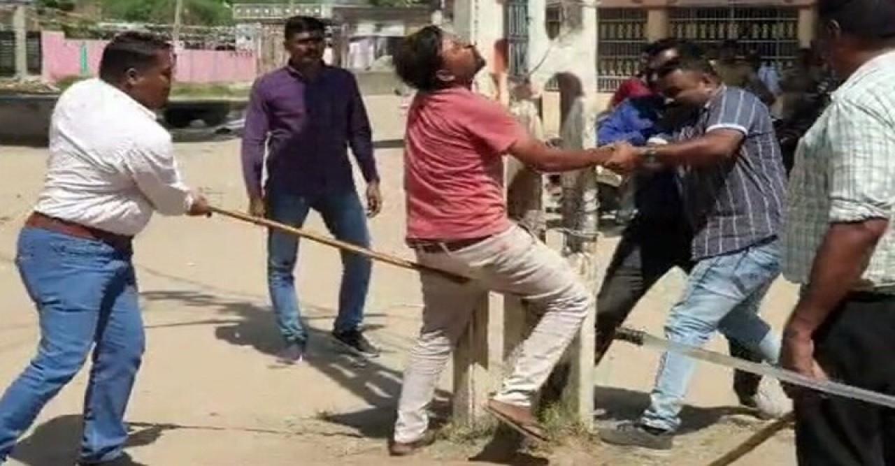 গুজরাটে কয়েকজন মুসলিমকে খুঁটিতে বেঁধে পেটাল পুলিশ (ভিডিও)