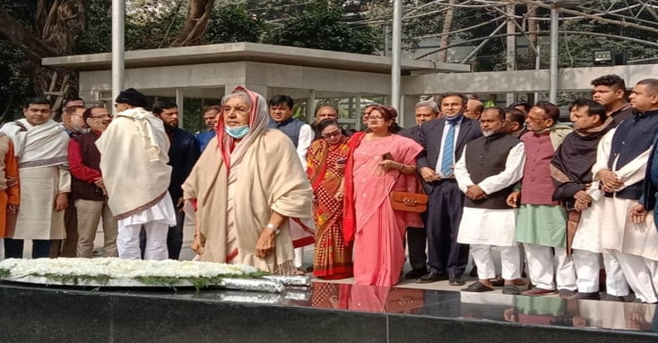 বঙ্গবন্ধুর প্রতিকৃতিতে সংসদ উপনেতা মতিয়া চৌধুরীর শ্রদ্ধা