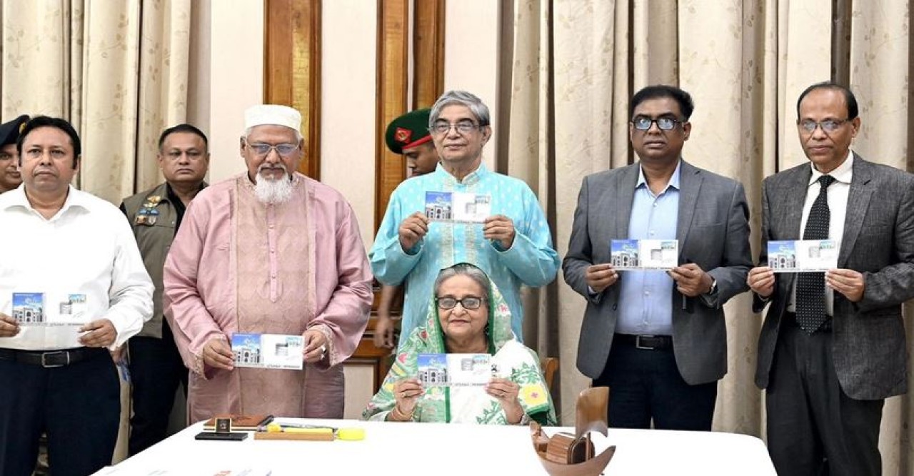 মডেল মসজিদের লোগো সংবলিত স্মারক ডাকটিকিট প্রকাশ