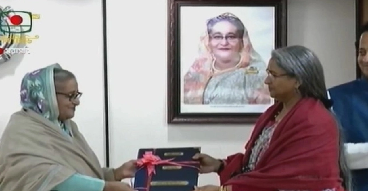 এইচএসসির ফল হস্তান্তর করলেন শিক্ষামন্ত্রী