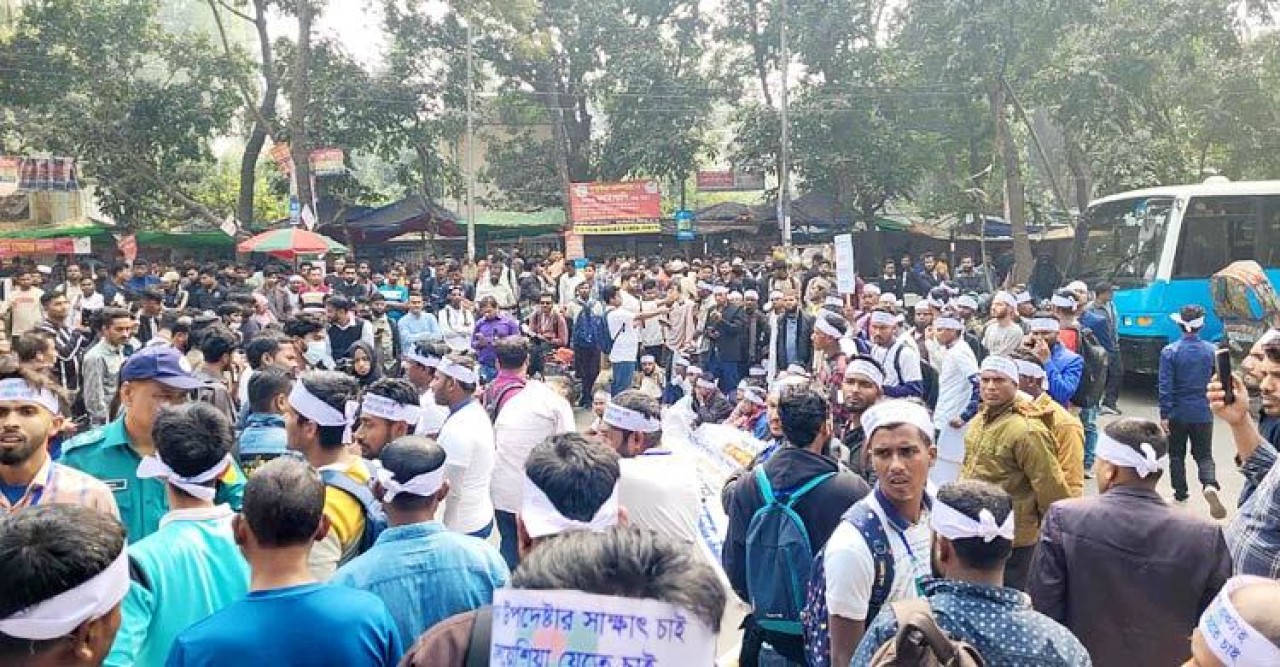 মালয়েশিয়া যেতে না পেরে বিক্ষোভ উপদেষ্টার সঙ্গে কথা বলতে মন্ত্রণালয়ে চারজন