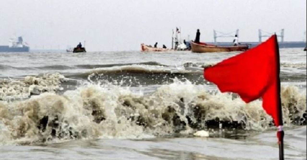 ১৮ অঞ্চলে ঝোড়ো বৃষ্টির আভাস, সমুদ্রবন্দরে ৩ নম্বর সতর্ক সংকেত