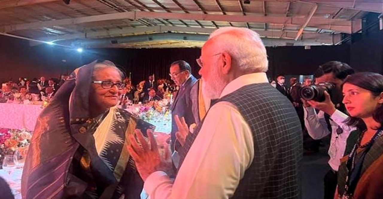 এগিয়ে এসে শেখ হাসিনাকে শুভেচ্ছা জানালেন মোদি