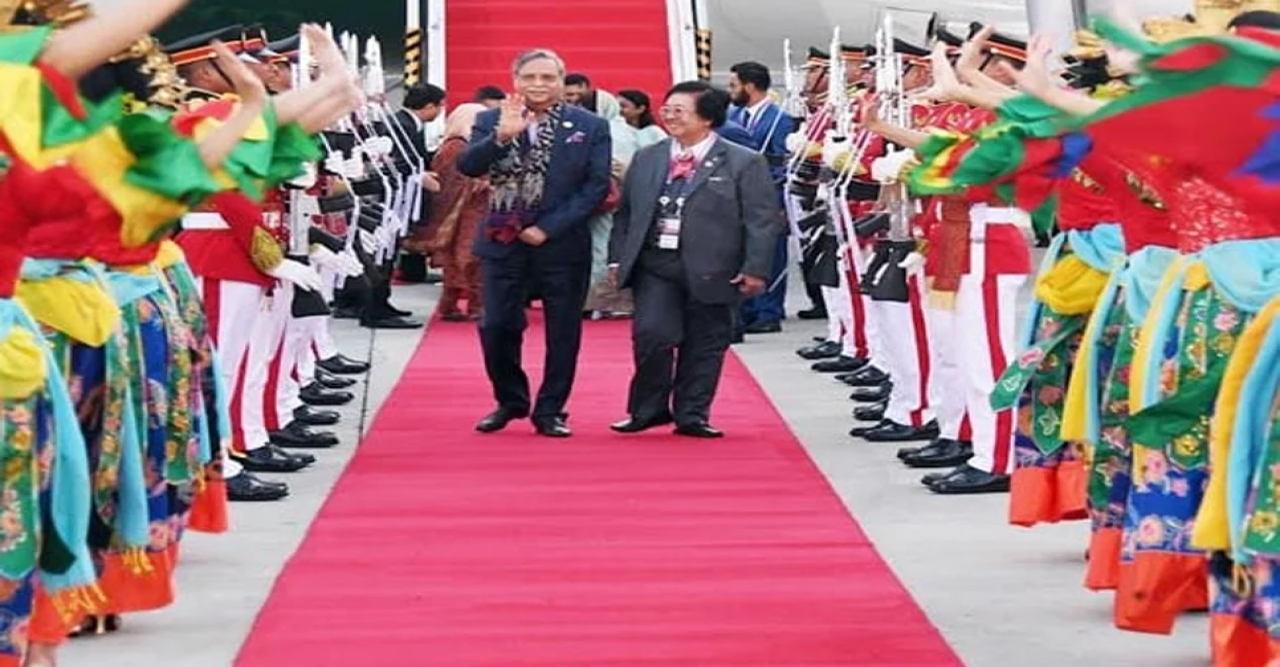রাষ্ট্রপতিকে জাকার্তায় লাল গালিচা অভ্যর্থনা