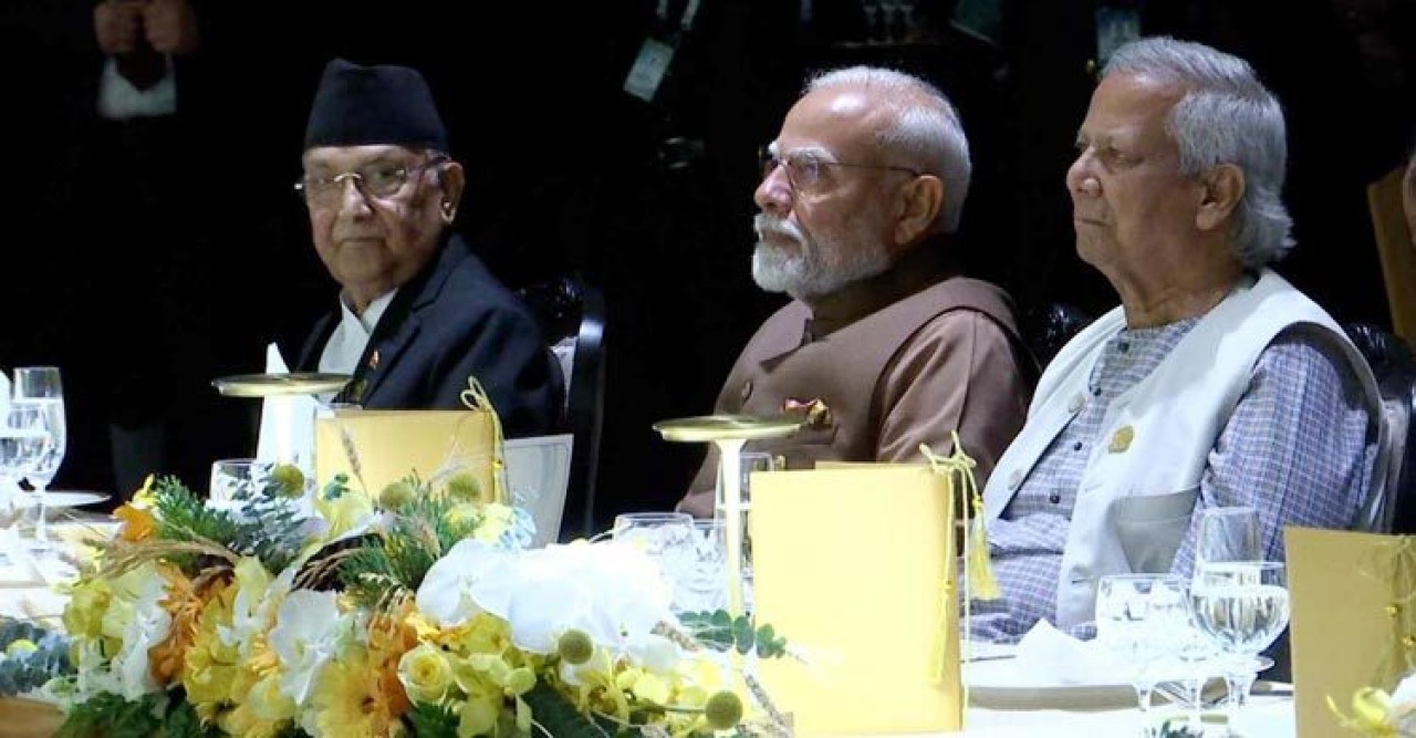 নৈশভোজে পাশাপাশি চেয়ারে ড. ইউনূস ও নরেন্দ্র মোদী