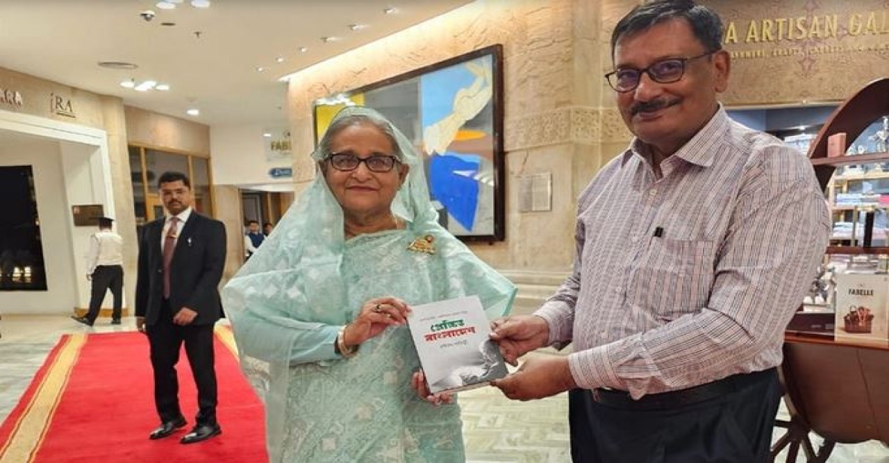 প্রধানমন্ত্রীকে প্রণব মুখার্জীর ওপর লেখা বই উপহার