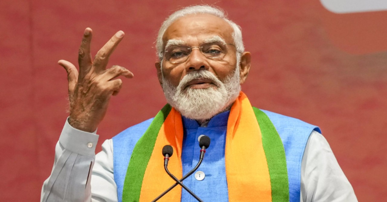 নরেন্দ্র মোদির জনসমর্থন নামল ৫০ শতাংশের নিচে : সমীক্ষা