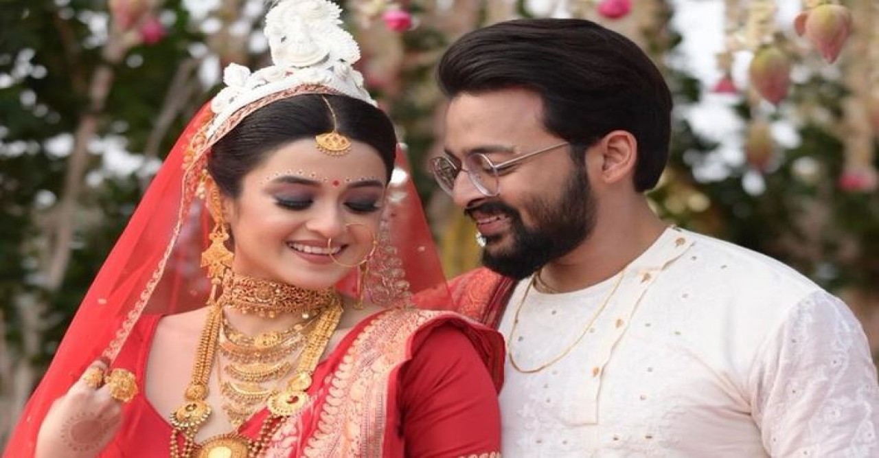 সাত পাকে বাঁধা পড়লেন সৌরভ-দর্শনা