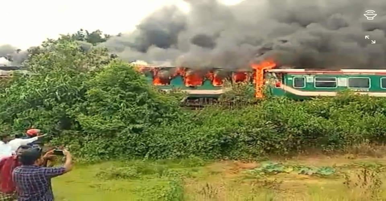 তফসিল ঘোষণার পর ট্রেন ও বিদ্যালয়ে আগুন, মিছিল, সংঘর্ষ