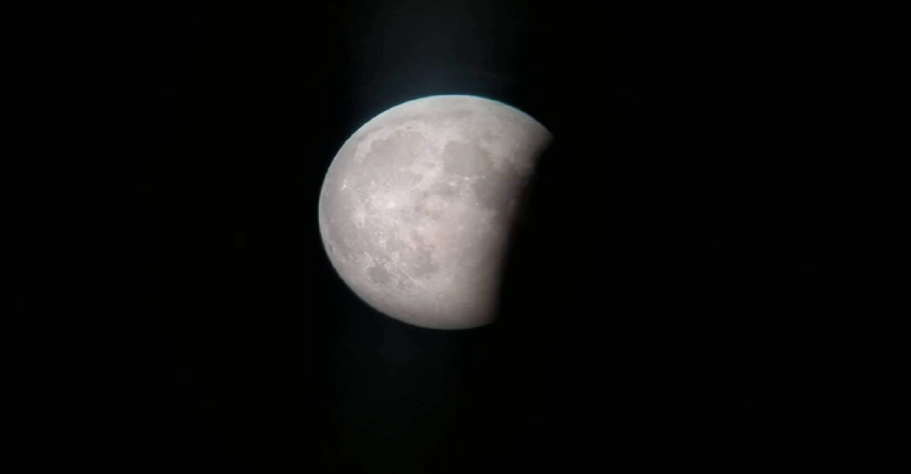 রাজধানীর মেঘলা আকাশে উঁকি দিল চন্দ্রগ্রহণ