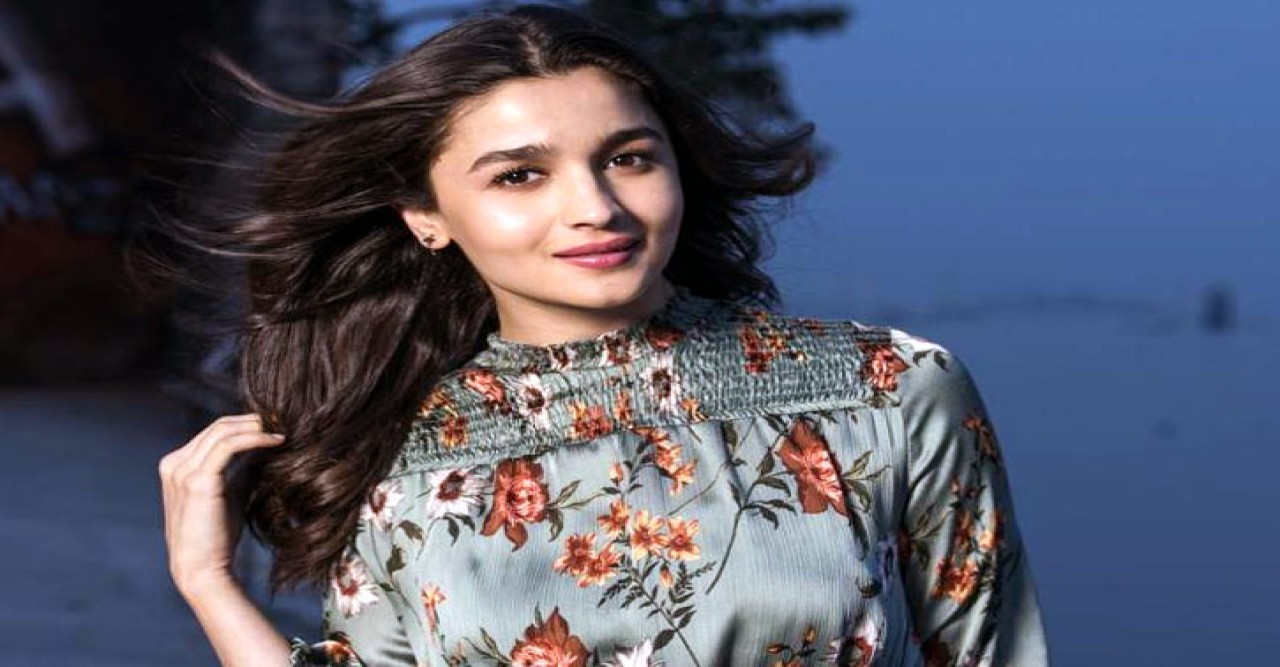 কাকে ‘ক্যাজুয়াল কুইন’ বললেন আলিয়া!