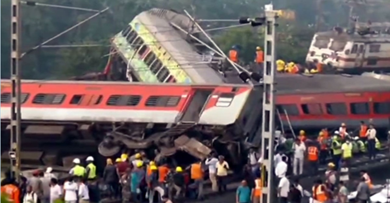 ভারতে ভয়াবহ রেল দুর্ঘটনায় নিহত বেড়ে ২৩৩