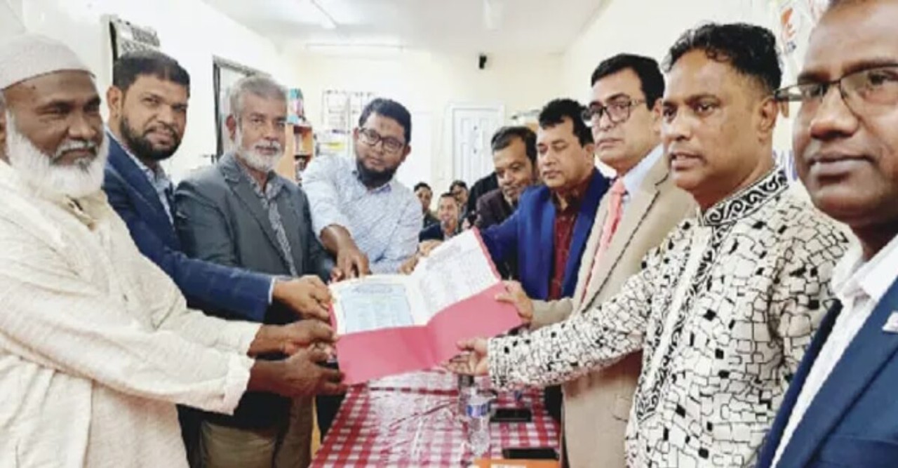 নিউইয়র্কে বাংলাদেশ সোসাইটির নির্বাচনে বিজয়ীদের কাছে আনুষ্ঠানিকভাবে ফল হস্তান্তর নির্বাচন কমিশনের