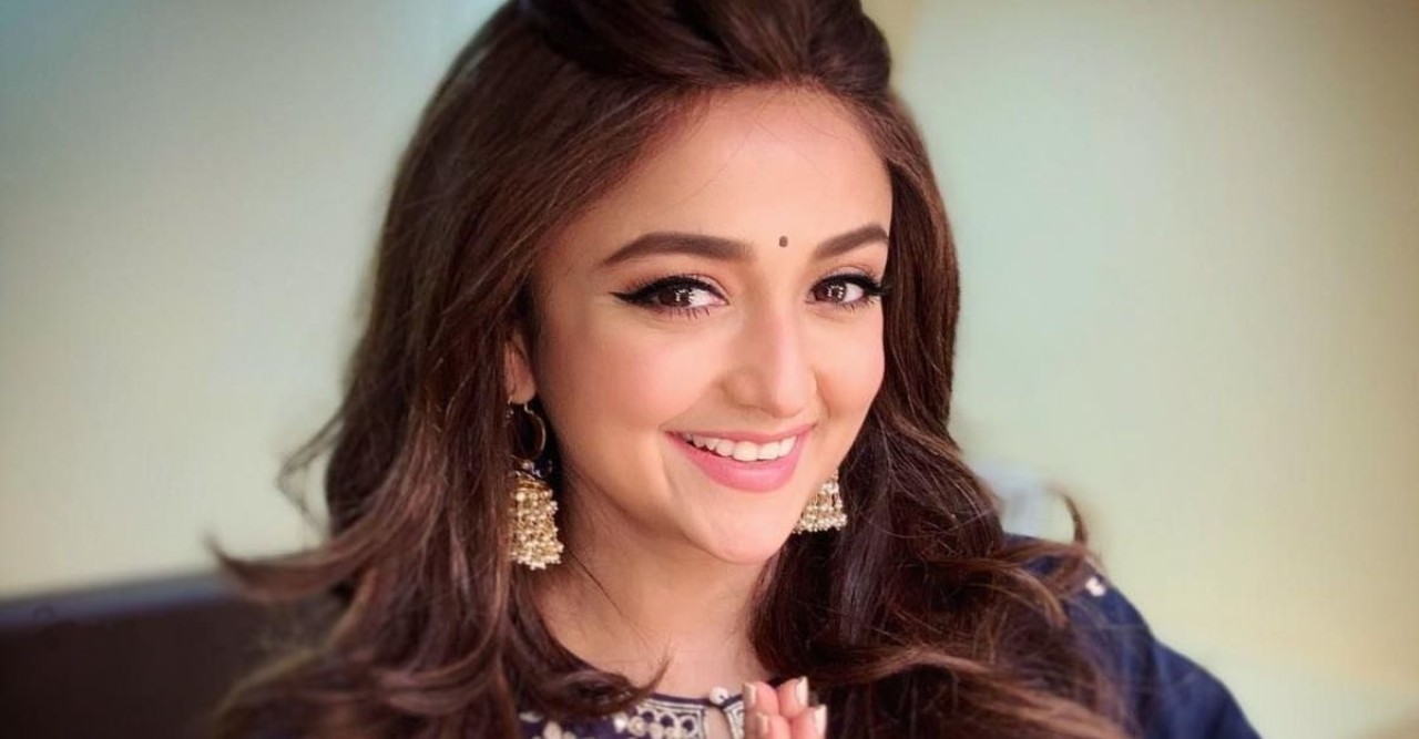দেরিতে মঞ্চে এসে জনতার রোষানলে মোনালী ঠাকুর