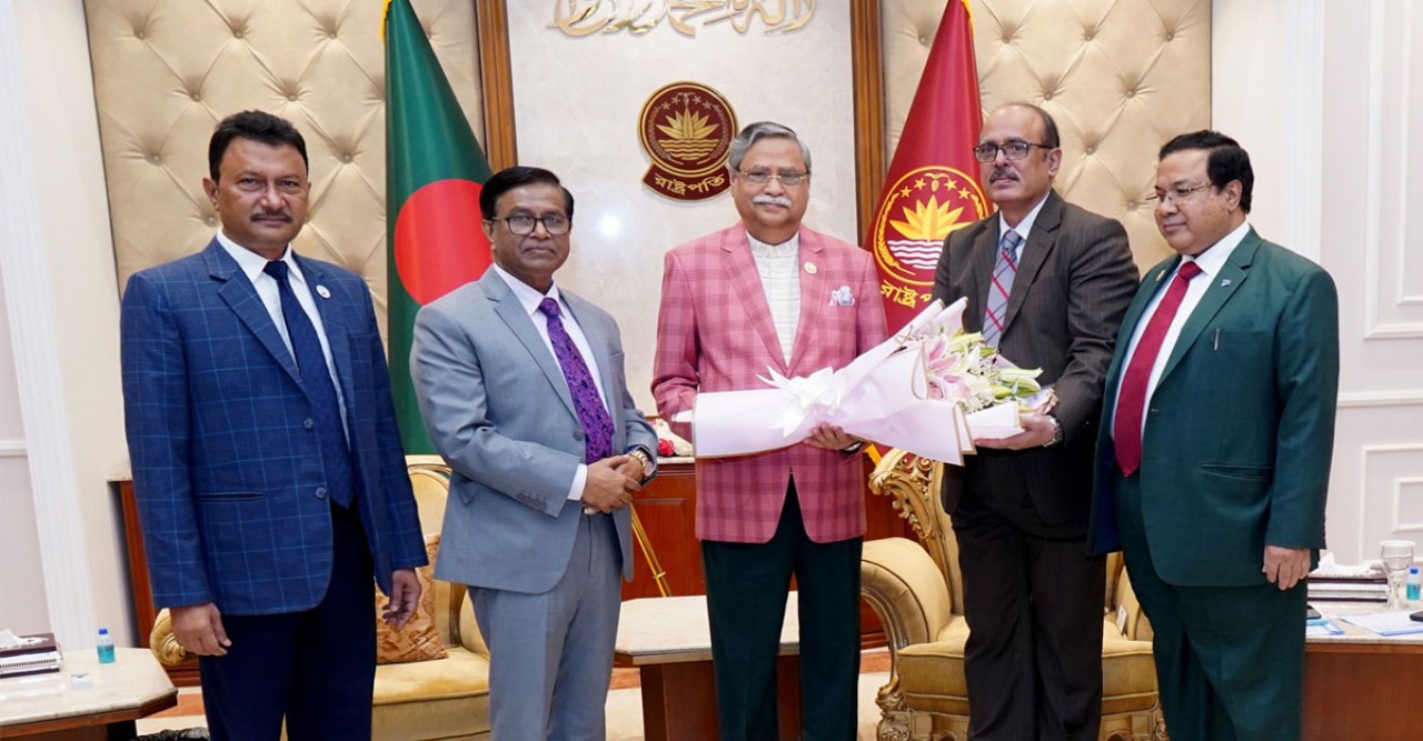 রাষ্ট্রপতির সঙ্গে দুদক চেয়ারম্যান ও দুই কমিশনারের সাক্ষাৎ