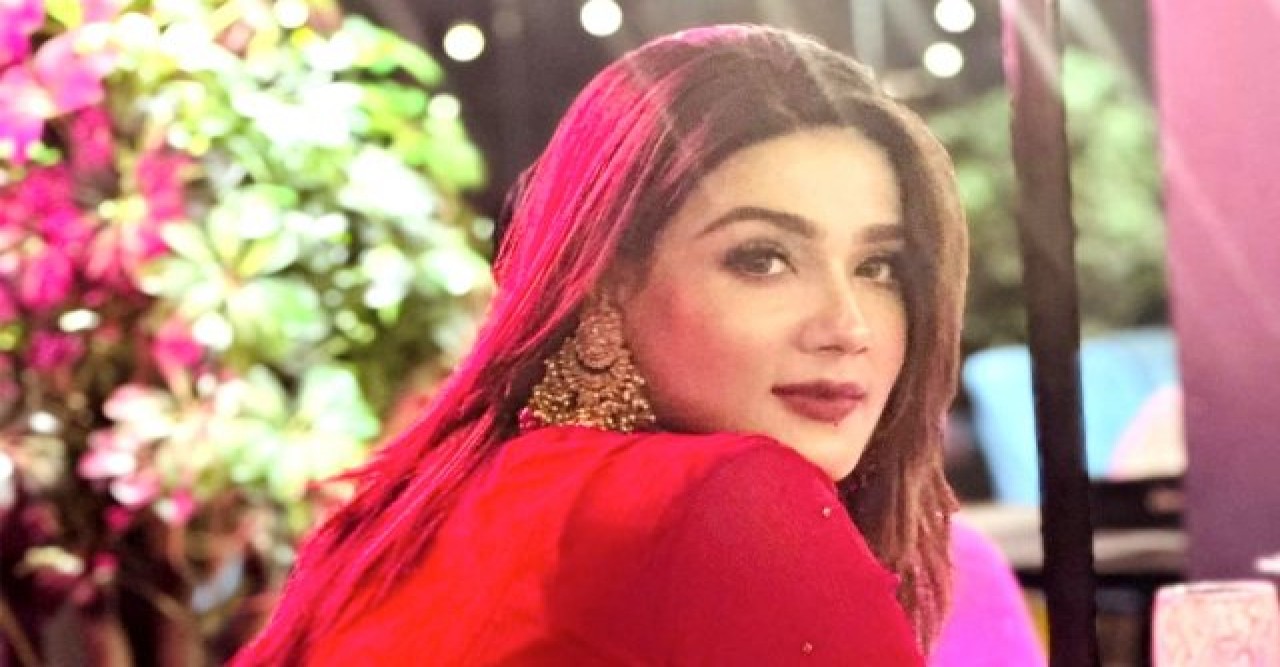 ছেলেকে প্রথমবারের মতো প্রকাশ্যে আনলেন মাহি