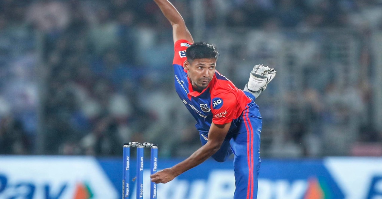 মুস্তাফিজকে নিয়ে ফিল্ডিংয়ে দিল্লি