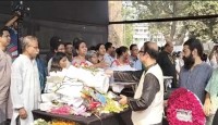 শহীদ মিনারে ফুলেল শ্রদ্ধায় সিক্ত হলেন সন্‌জীদা খাতুন