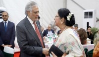 পাকিস্তানের উপপ্রধানমন্ত্রীকে যা বলেছেন ‘আম্মাজান’