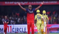 ৪২৪ রানের থ্রিলারে চেন্নাইকে হারিয়ে শীর্ষে বেঙ্গালুরু