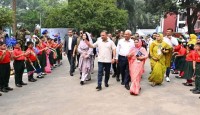 শিশু একাডেমিতে প্রধানমন্ত্রীকে বরণ করে নিল ১৫০ শিশু