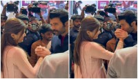 ভরা মঞ্চে প্রেমিকা রাশমিকার হাতে চুমু খেলেন বিজয়