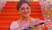 ঠাকুমার রূপে চমক, রহস্য ভেদে আসছেন শ্রাবন্তী