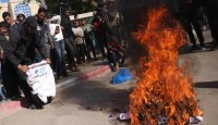 ইসরায়েলি কর্তৃপক্ষের পরানো টি-শার্ট পুড়িয়েছেন ফিলিস্তিনিরা