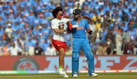 মাঠে কোহলিকে জড়িয়ে ধরে ফিলিস্তিনে হামলা বন্ধের দাবি