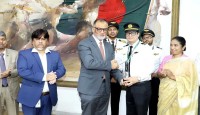 সাহসিকতার স্বীকৃতি পেলেন চাকা খুলে যাওয়া বিমানের পাইলট