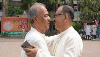 পুলিশ সদস্যদের সঙ্গে স্বরাষ্ট্র উপদেষ্টার ঈদের শুভেচ্ছা বিনিময়