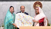 প্রধানমন্ত্রীর কাছে ৩ পণ্যের জিআই সনদ হস্তান্তর