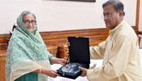 প্রধানমন্ত্রীর হাতে ক্লাইমেট মোবিলিটি চ্যাম্পিয়ন লিডার পুরস্কার
