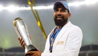 শিরোপা উদযাপনের মঞ্চ থেকে কেন নেমে গিয়েছিলেন শামি