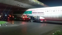 ভারতের রাস্তায় আটকে গেল বিমান (ভিডিও)