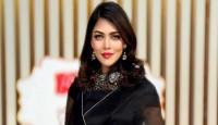 রাস্তায় ক্ষোভ ঝাড়লেন পিয়া জান্নাতুল