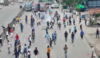 রাজধানীর বিভিন্ন জায়গায় পুলিশের গাড়িতে হামলা-ভাঙচুর