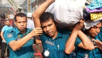 উদ্ধার অভিযানে জীবন বাজি রেখে কাজ করছে পুলিশ