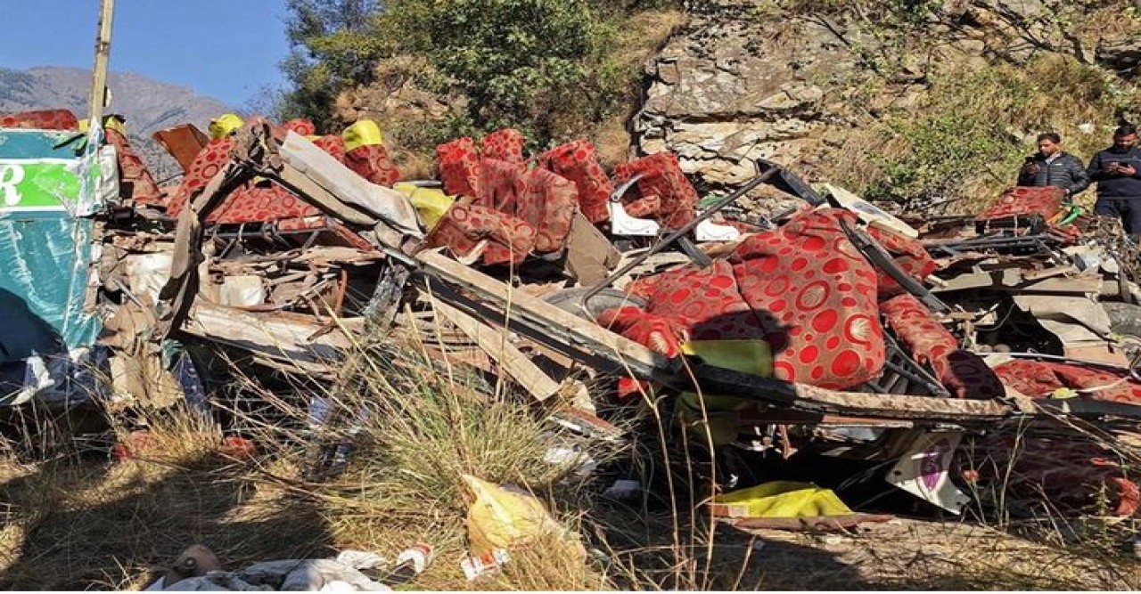 জম্মু-কাশ্মীরে ৩০০ ফুট গভীর খাদে বাস, নিহত ৩৬