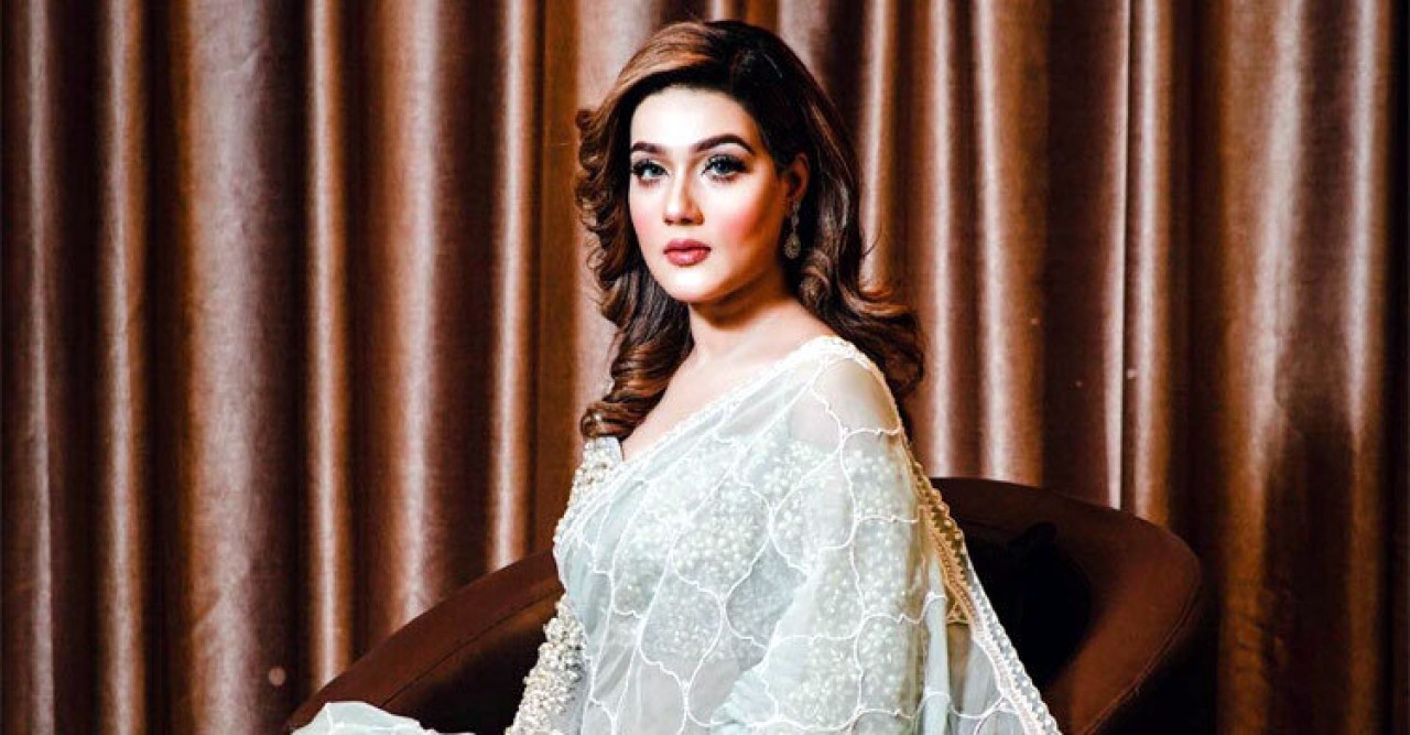 দেশ ছাড়লেন নায়িকা মাহিয়া মাহি