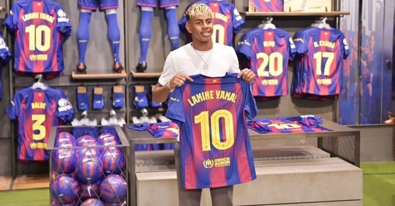 বার্সায় মেসির আইকনিক ১০ নম্বর জার্সি পেলেন ইয়ামাল