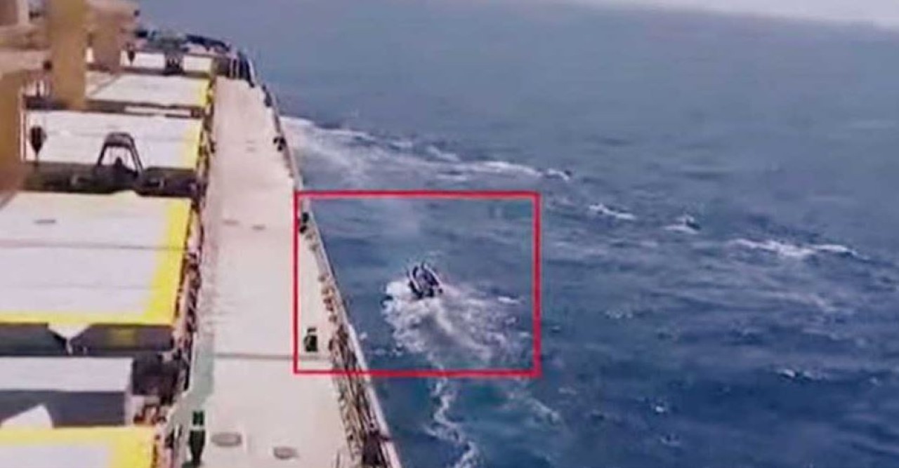 জলদস্যুর কবলে জাহাজ : শান্তিপূর্ণ উপায়েই এগোতে চায় বাংলাদেশ