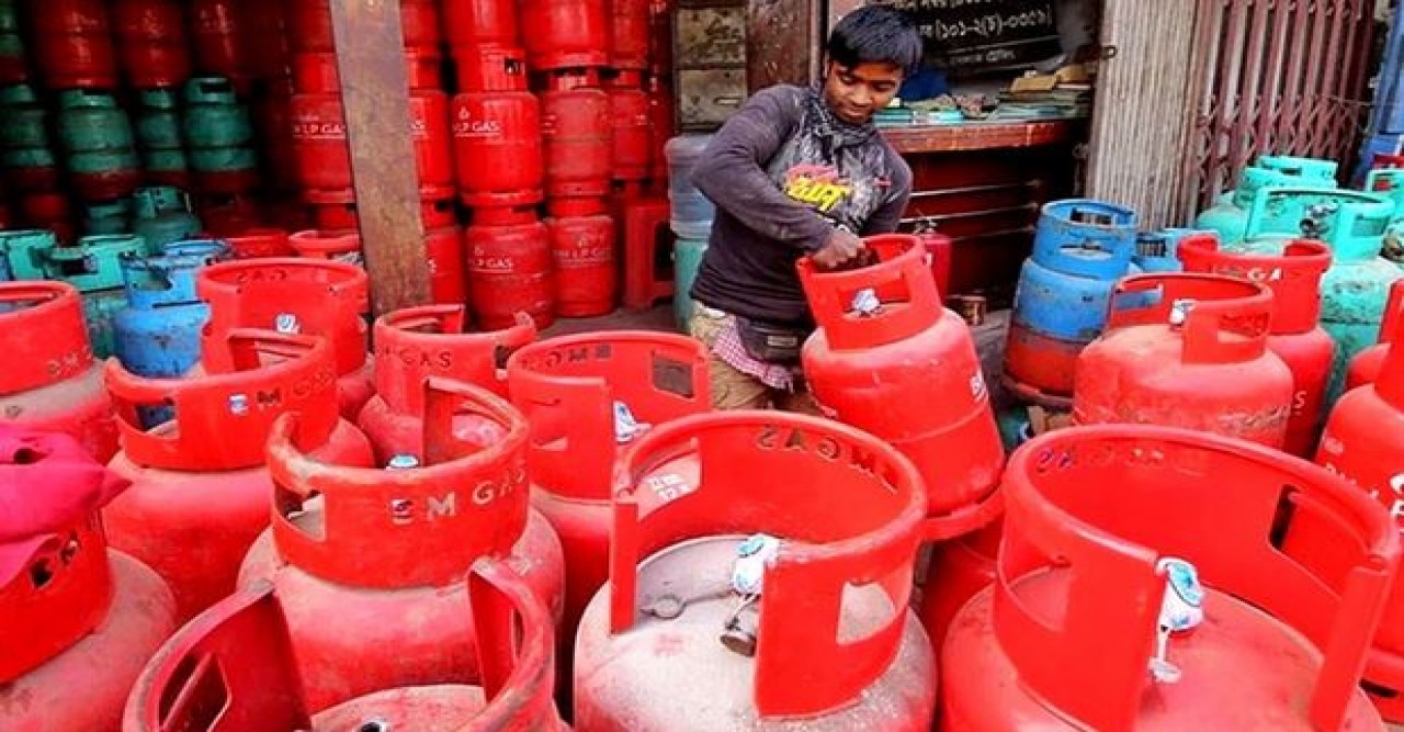 ভোক্তাপর্যায়ে এলপিজির দাম কমল ৪৯ টাকা, আজ থেকেই কার্যকর