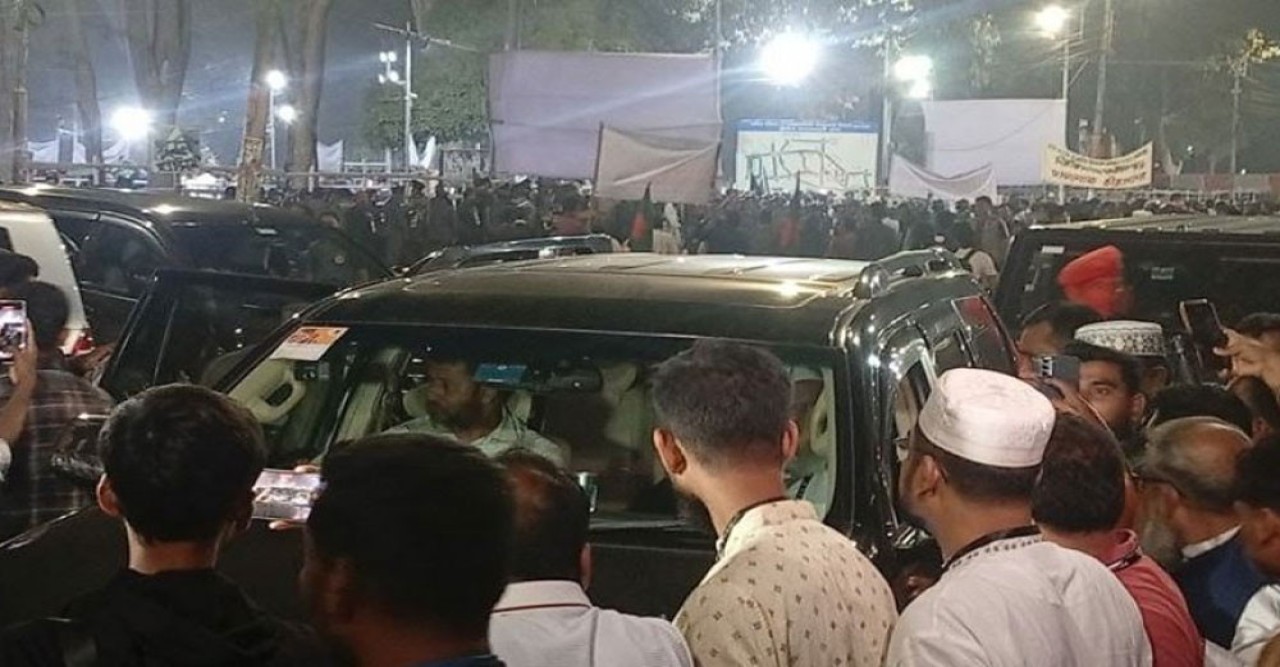 শহীদ মিনারে জামায়াত আমিরকে দেখে ‘রাজাকার’ স্লোগান, উত্তেজনা