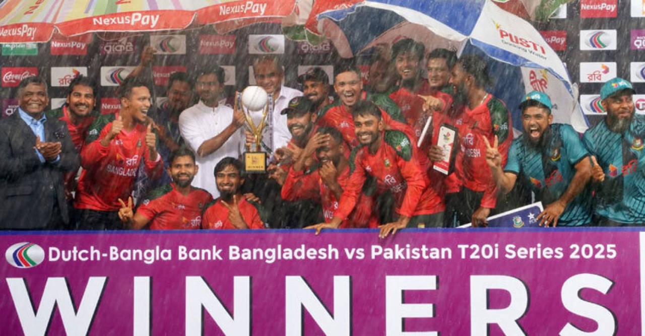 বৃষ্টিতে ভাসলো পুরস্কার বিতরণী অনুষ্ঠান