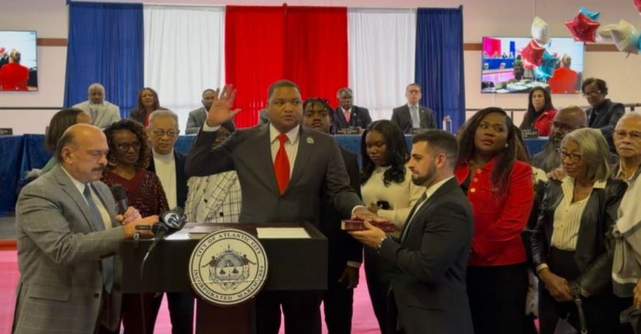 আটলান্টিক সিটির পুনঃনির্বাচিত মেয়র মার্টি স্মল সিনিয়রের শপথ গ্রহণ