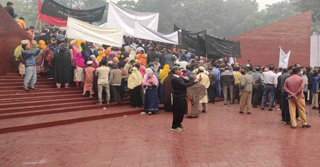 জুতা পায়ে মিরপুর বুদ্ধিজীবী স্মৃতিসৌধে শ্রদ্ধাঞ্জলি